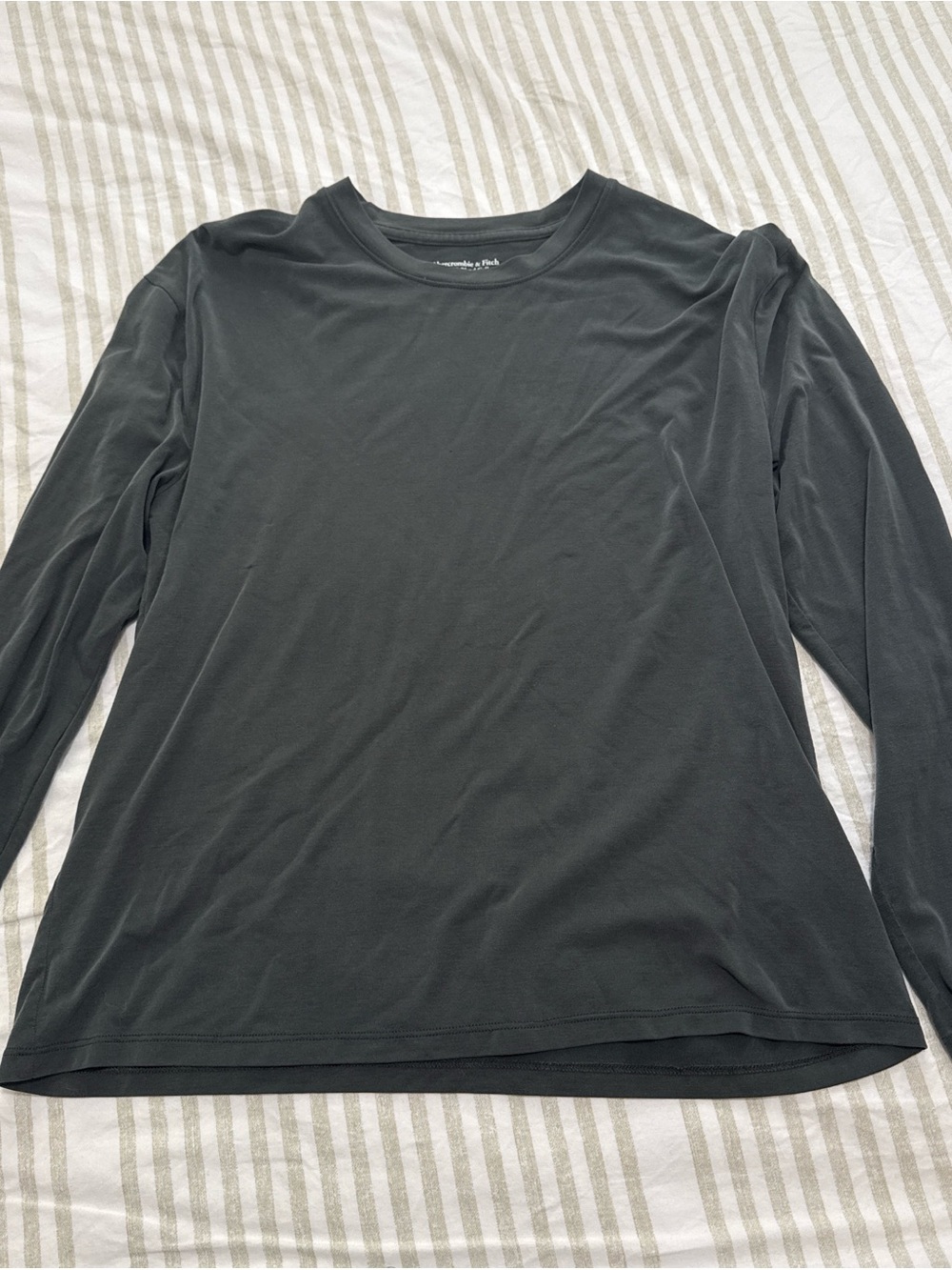 Women’s Long-Sleeve Crewneck Shirt - dark grey